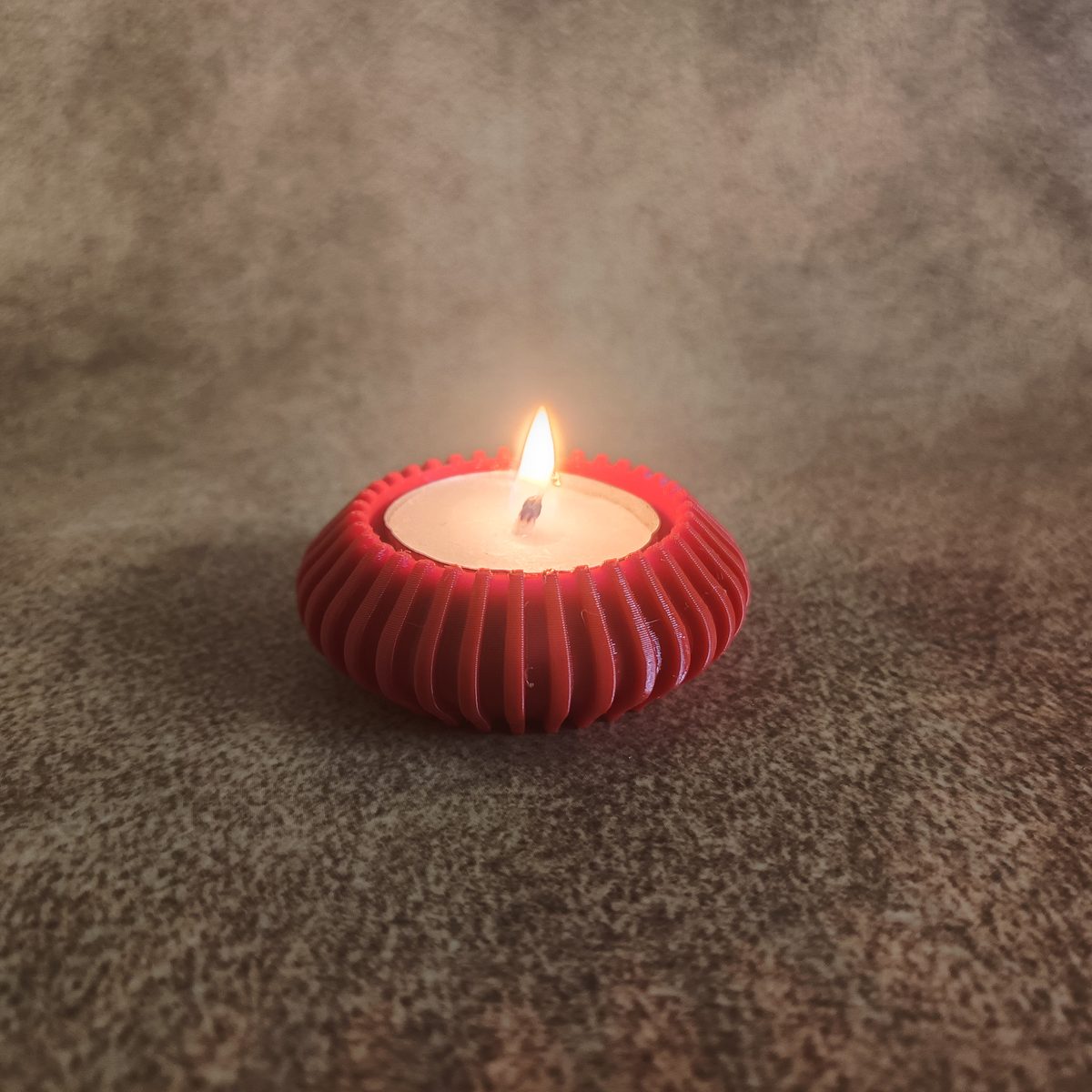 Compact round tea light candle holder